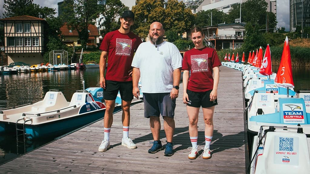 Dominic Hackl (links) und Davina Falmbigl (rechts) gemeinsam mit Werner Ahammer, Geschäftsführer von Eppel Boote - Copyright: ÖEHV